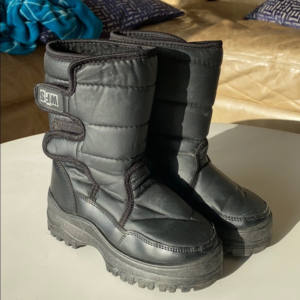 WFS snow boots size 1